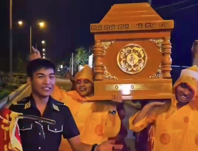 Làm rõ vụ việc khiêng quan tài có người sống nằm bên trong diễu hành trên phố tại Cần Thơ 